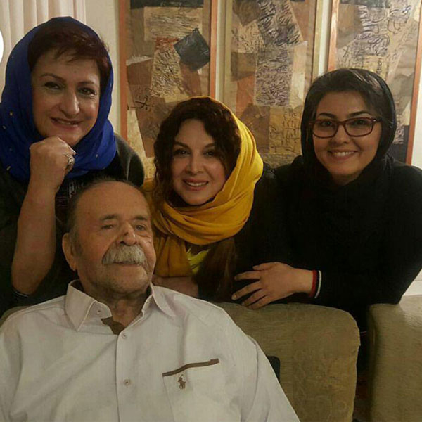 عکس دست جمعی محمدعلی کشاورز در کنار جمعی از بازیگران، مریم امیرجلالی، شهره سلطانی، اناهیتا نعمتی عکس دست جمعی محمدعلی کشاورز در کنار جمعی از بازیگران، مریم امیرجلالی، شهره سلطانی، اناهیتا نعمتی