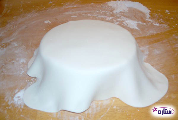 انتقال خمیر به سطح کیک