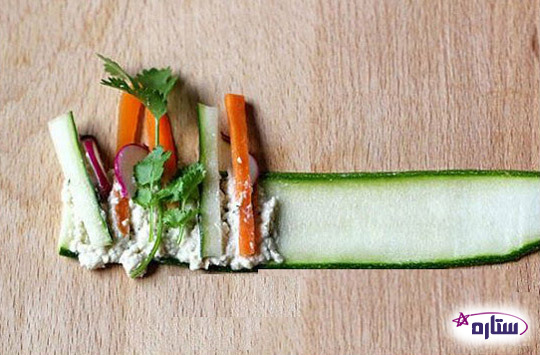 قرار دادن سبزیجات و ماست روی ورقه کدو
