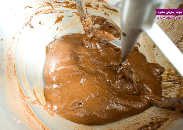 موس شکلات،شکلات سفید،پاوند کیک،پخت کیک،طرز تهیه دسر پاوند کیک و موس شکلات لایه‌ای با سس شکلات
