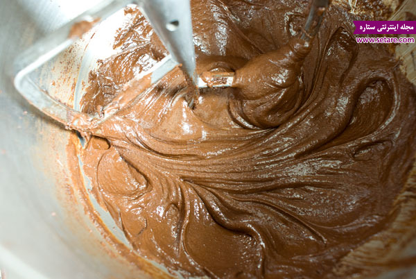 موس شکلات،شکلات سفید،پاوند کیک،پخت کیک،طرز تهیه دسر پاوند کیک و موس شکلات لایه‌ای با سس شکلات