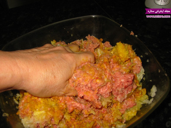ورز دادن گوشت کباب کوبیده - مخلوط گوشت و پیاز و زعفران و نمک و فلفل