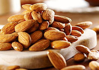 با استفاده از خواص روغن بادام تلخ همیشه جوان بمانید