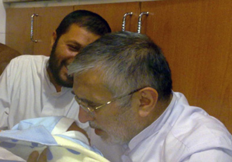 اذان در گوش نوزاد