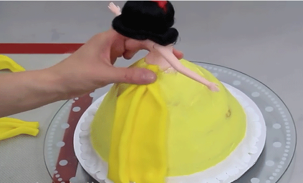 کیک تولد دخترانه با تزئین پرنسس