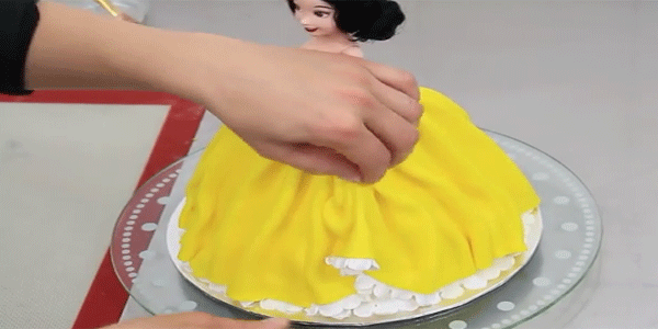 کیک تولد دخترانه با تزئین پرنسس