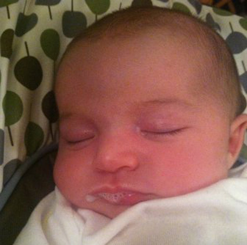 5 دلیل کف کردن دهان نوزاد در هنگام خواب