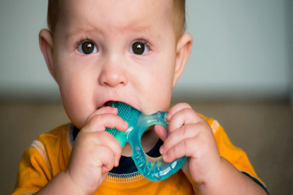 15 دلیل گریه نوزاد بعد از شیر خوردن که نمی دانید!