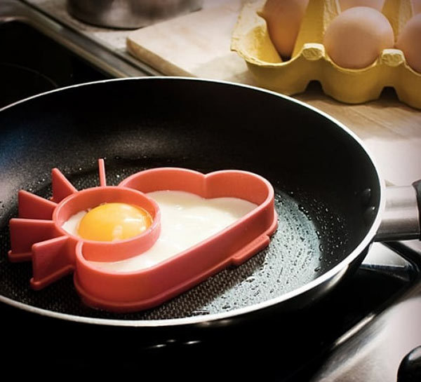 عکس قالب سرخ کردن تخم مرغ به شکل خورشید و ابر