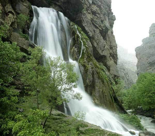 آبشار آب سفید، خروشان در دل صخره ها