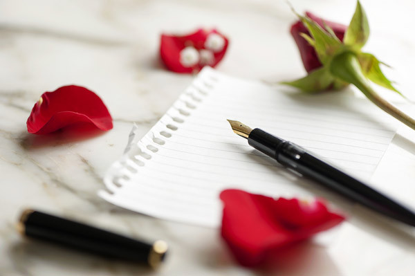 عکس کاغذ و قلم و گل رز