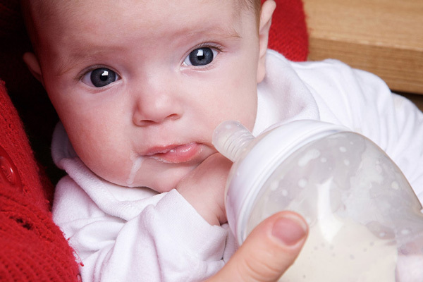 بالا آوردن شیر نوزاد و یا رفلاکس در نوزادان چه علت هایی دارد؟