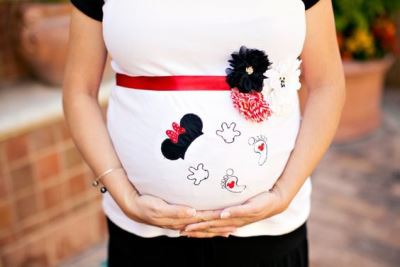 50 مدل از بهترین و زیباترین طرح های تیشرت بارداری فانتزی