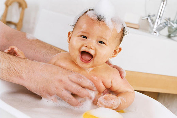 حمام کردن نوزاد به صورت مرحله به مرحله