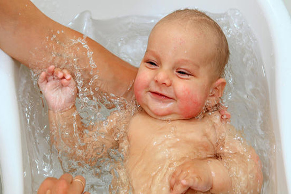 شستن نوزاد 
