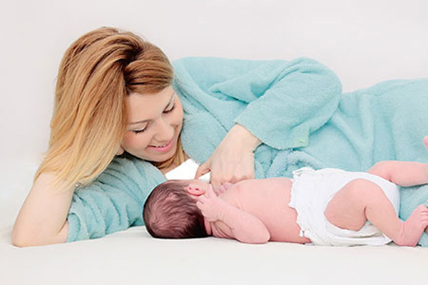آیاخوابیده شیر دادن به نوزاد، برای سلامتی کودک مضر است؟