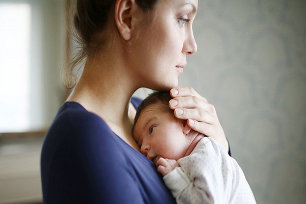 11 مزیت تغذیه با شیر مادر برای نوزاد و مادر
