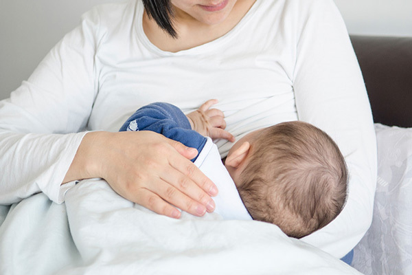11 مزیت تغذیه با شیر مادر برای نوزاد و مادر