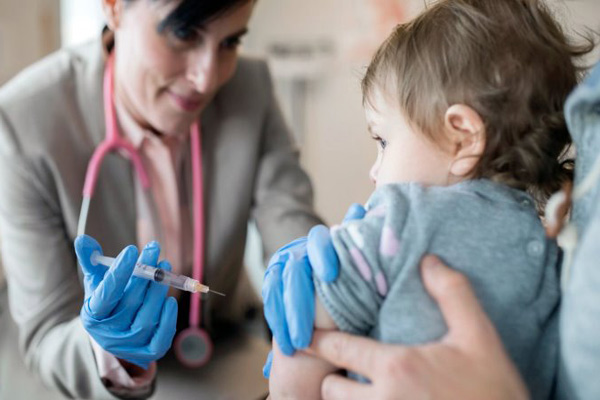 10 روش برای کاهش درد واکسن کودک