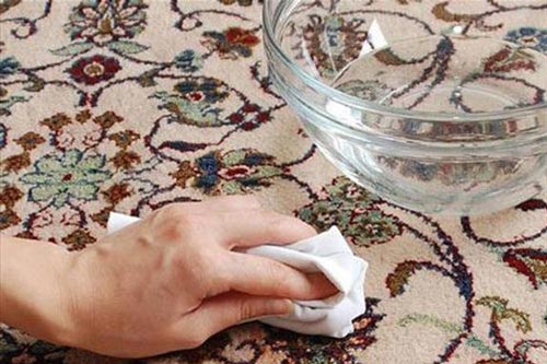 عکس روش های پاک کردن لکه چسب از روی فرش