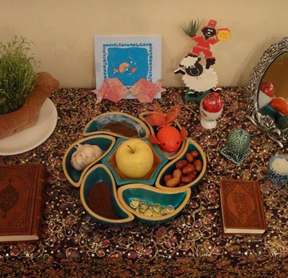 عکس سفره هفت سین سنتی با ظروف سفالی