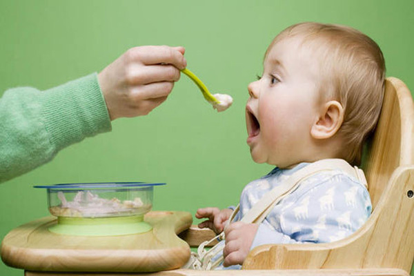 غذای کمکی نوزاد را از چه زمانی شروع کنیم؟
