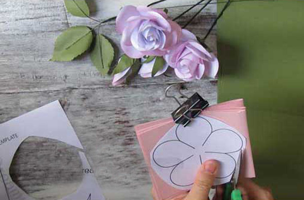 عکس درست کردن گل رز کاغذی برای سفره هفت سین
