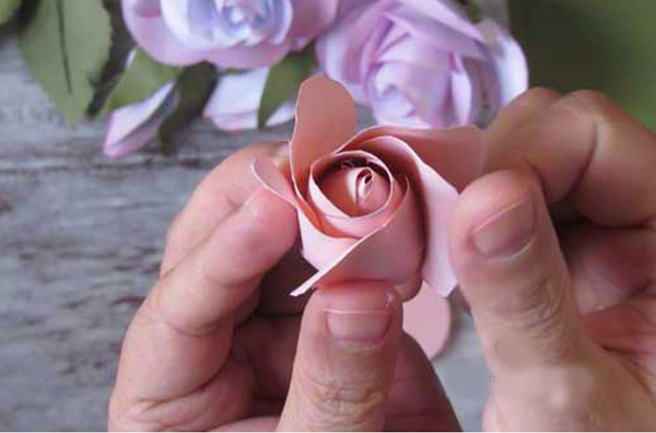 عکس درست کردن گل رز کاغذی برای سفره هفت سین