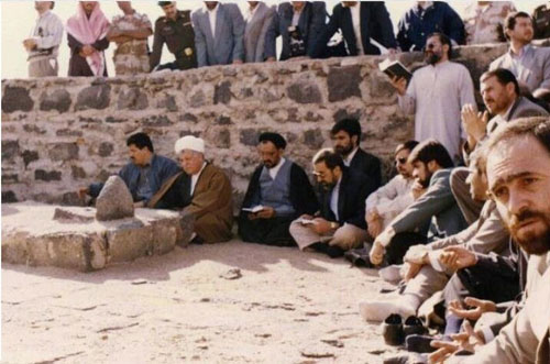 عکس هاشمی رفسنجانی در قبرستان بقیع