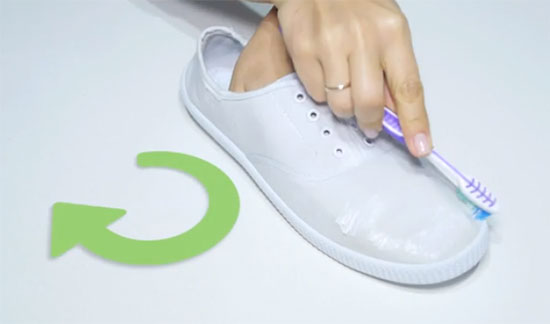 عکس تمیز کردن کفش سفید با مواد مختلف