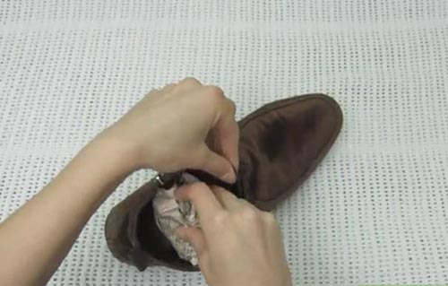 پاک کردن لکه آب از روی کفش جیر