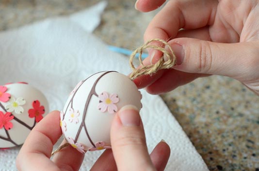 عکس درست کردن تخم مرغ رنگی