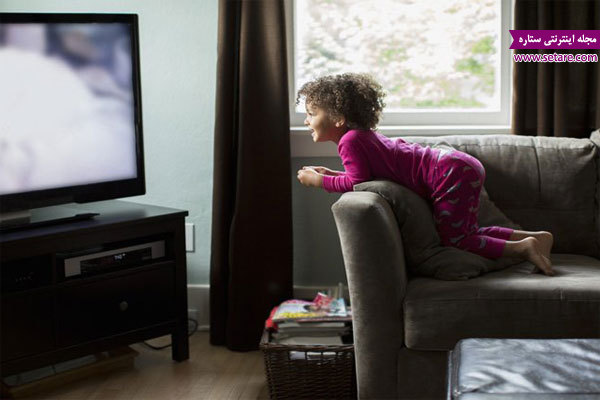 عکس تلویزیون تماشاکردن کودک ، تماشای تلویزیون