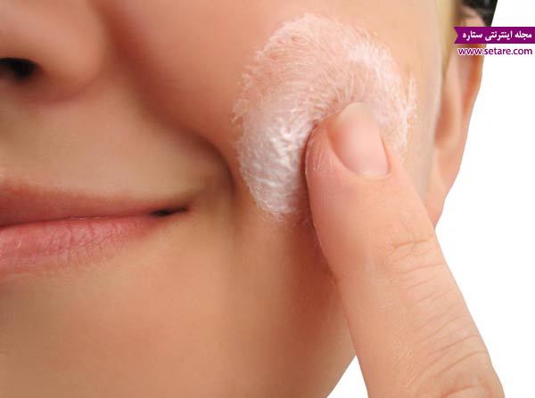 عکس استفاده از مرطوب کننده برای درمان خشکی پوست