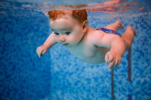 عکس شنا کردن نوزادان