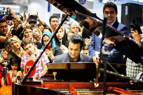 عکس حسام نواب صفوی پشت پیانو