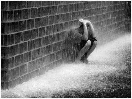 عکس انسان غمگین تنها زیر باران