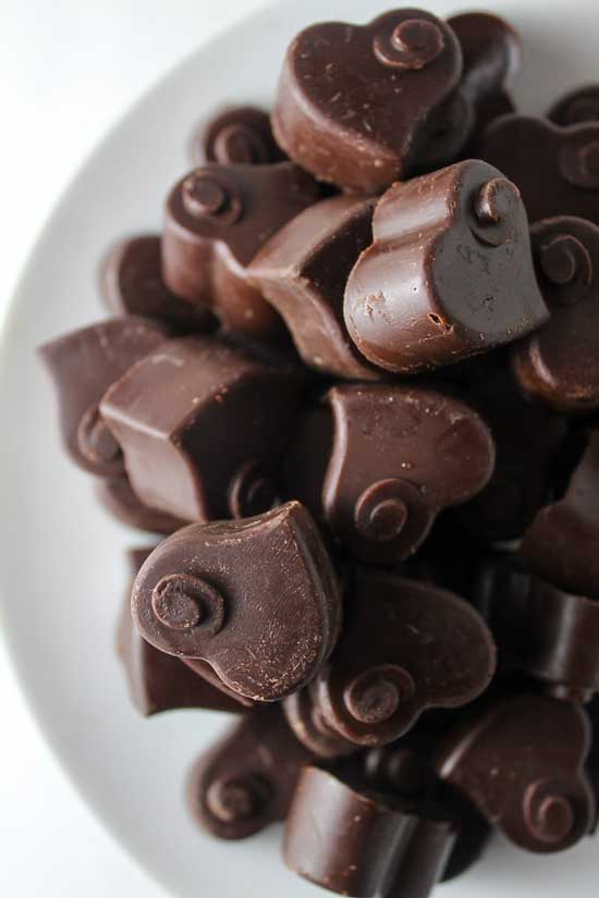 شکلات هرچه سیاه تر و کمتر فرآوری شده باشد غلظت فلاوانول‌های سازنده اش نیز بیشتر است.