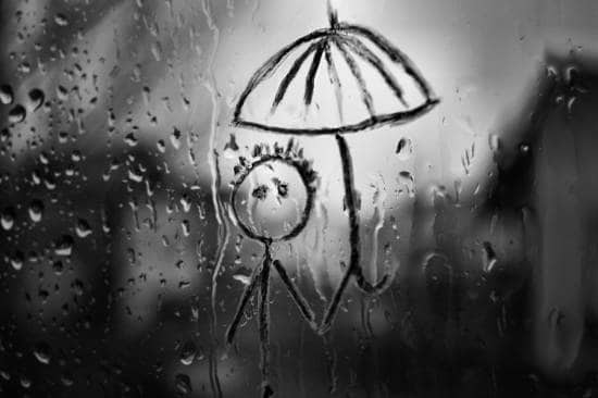 عکس باران پشت شیشه و آدمک چتر به دست