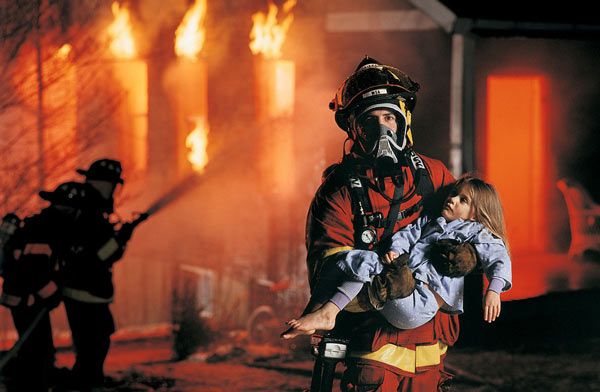 عکس آتش نشان و کودک