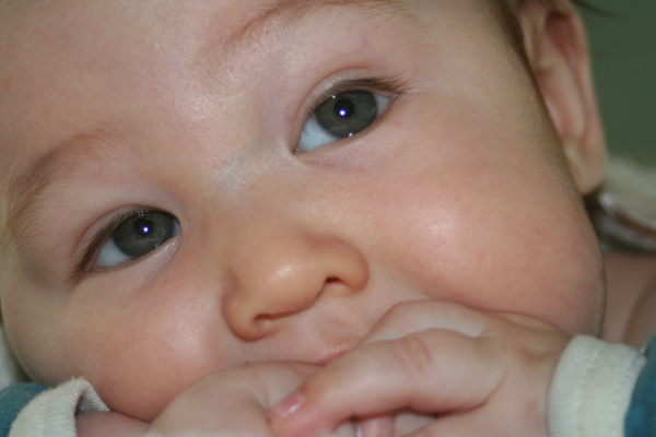 رنگ چشم نوزاد 