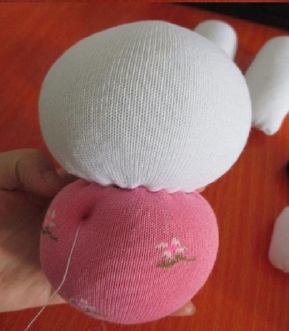 مراحل درست کردن عروسک جورابی خرگوش صورتی