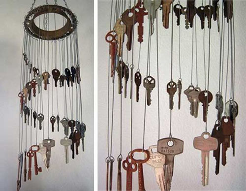 عکس آویز تزئینی ساخته شده از نگین و کلیدهای قدیمی