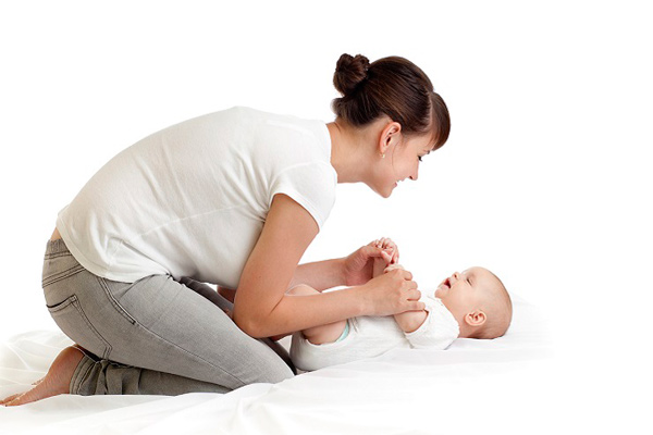 اهمیت ماساژ نوزاد برای مادر 