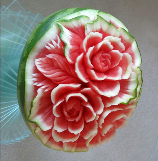 عکس میوه آرایی روی پوست هندوانه شب یلدا مدل گل رز