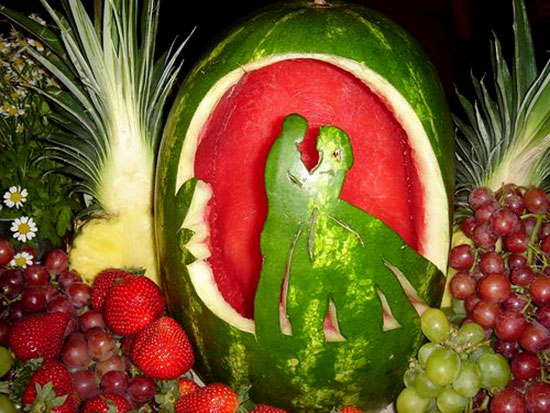 عکس میوه آرایی روی پوست هندوانه شب یلدا مدل عروس و داماد