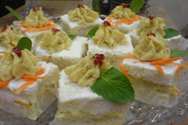 تزئین کیک مرغ با نان تست به شکل مربع