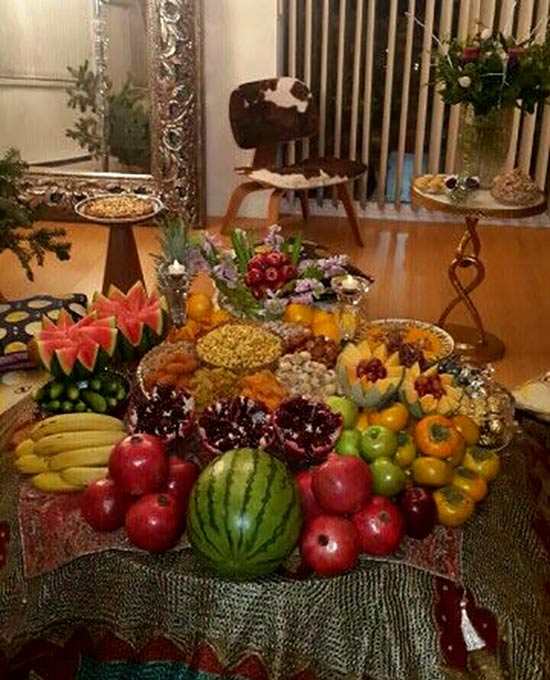 عکس تزیین سفره شب یلدا مدل سنتی با میوه آرایی