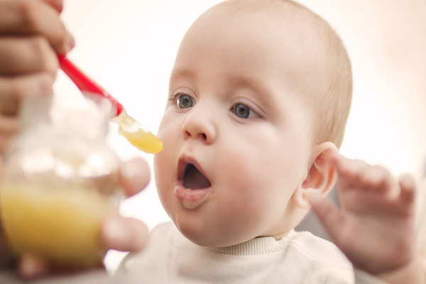 آبمیوه دادن به کودک برای رفع یبوست 