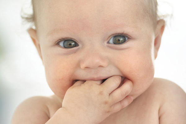 علائم دندان درآوردن نوزادان چیست؟ + عکس